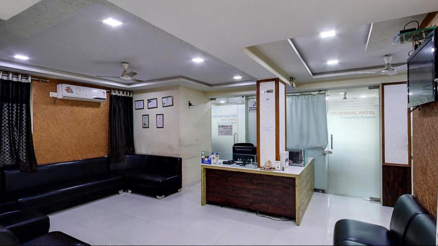 About Gayatri Hospital_Reception img